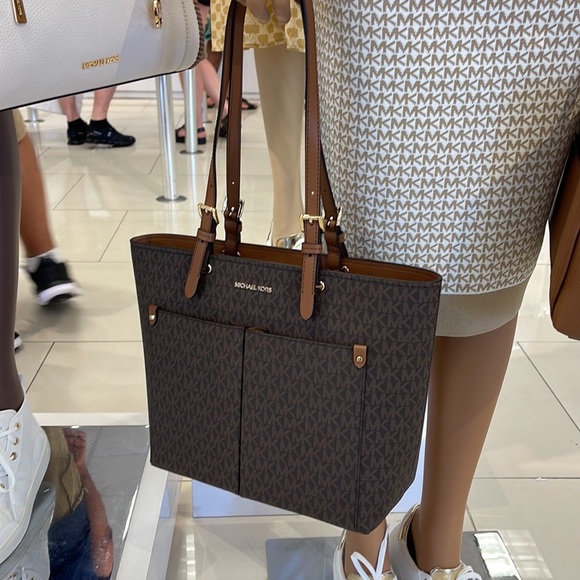 MICHAEL KORS JET SET TRAVEL MEDIUM DOUBLE POCKET TOTE 
BROWN SIGNATURE
NWT - Picture 5 of 16